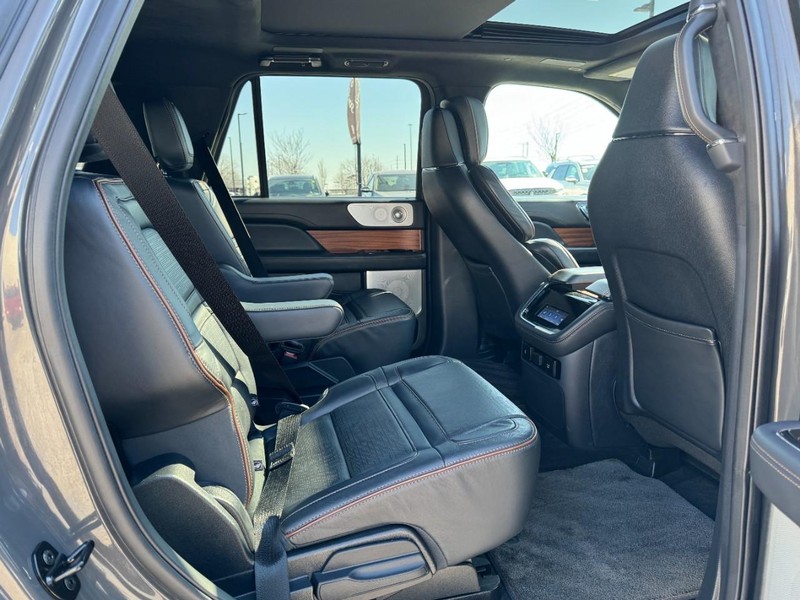 Lincoln Navigator Vehicle Full-screen Gallery Image 13