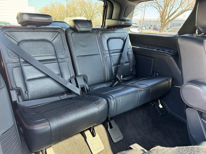 Lincoln Navigator Vehicle Full-screen Gallery Image 14