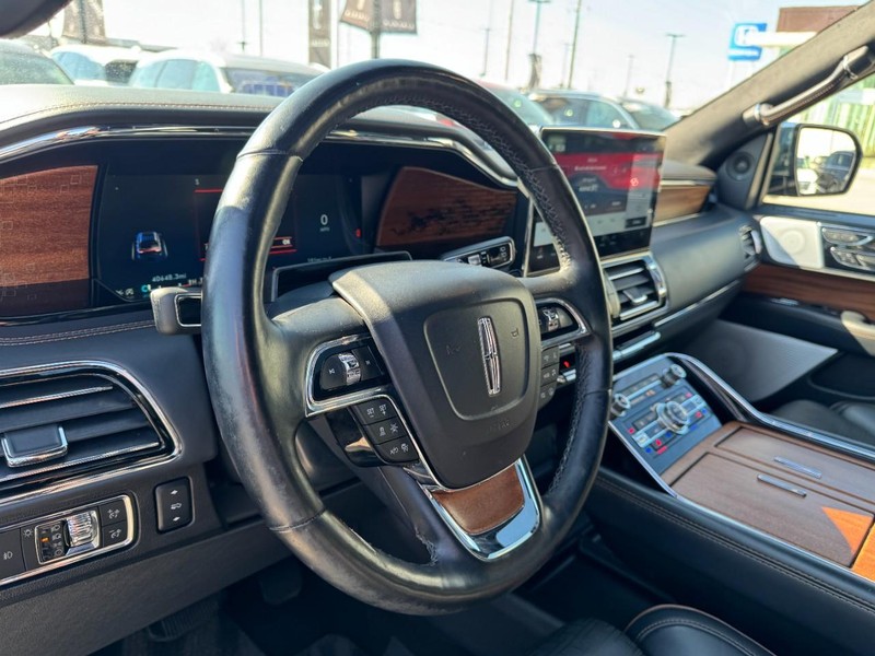 Lincoln Navigator Vehicle Full-screen Gallery Image 15
