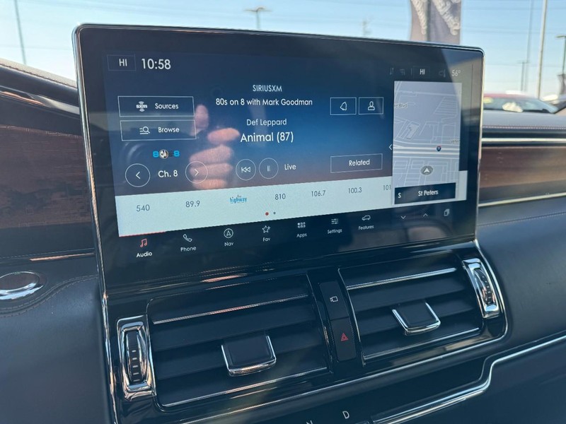 Lincoln Navigator Vehicle Full-screen Gallery Image 16