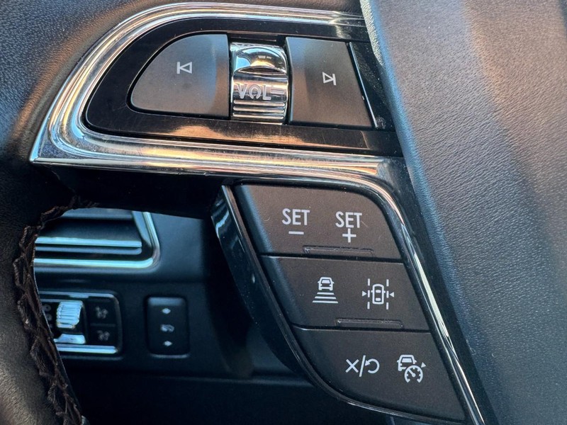 Lincoln Navigator Vehicle Full-screen Gallery Image 18