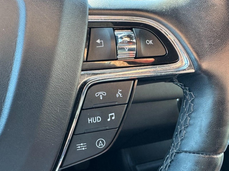 Lincoln Navigator Vehicle Full-screen Gallery Image 19