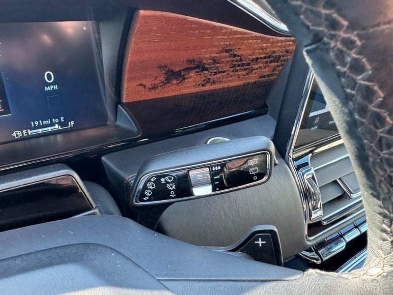 Lincoln Navigator Vehicle Full-screen Gallery Image 21