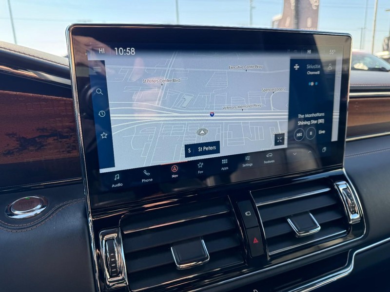 Lincoln Navigator Vehicle Full-screen Gallery Image 23