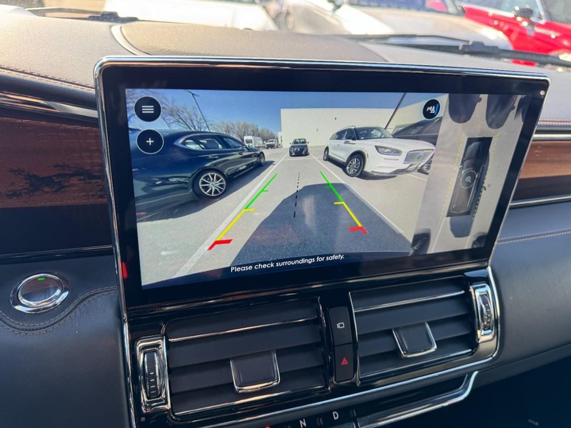 Lincoln Navigator Vehicle Full-screen Gallery Image 24