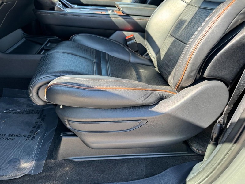 Lincoln Navigator Vehicle Full-screen Gallery Image 26