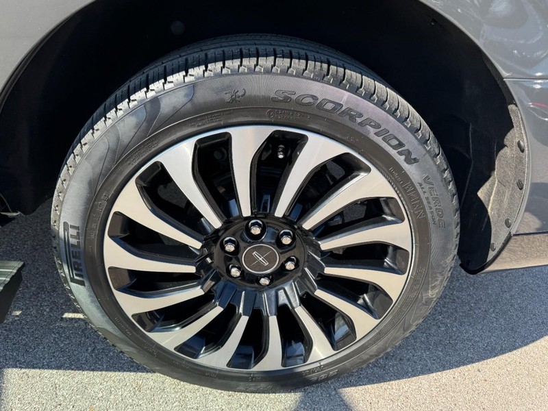 Lincoln Navigator Vehicle Full-screen Gallery Image 27