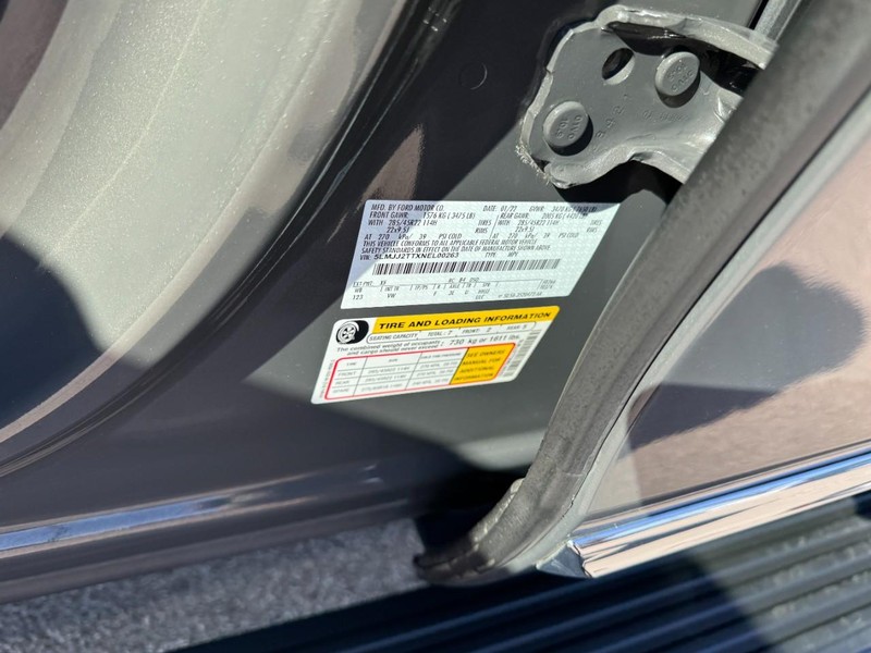 Lincoln Navigator Vehicle Full-screen Gallery Image 28