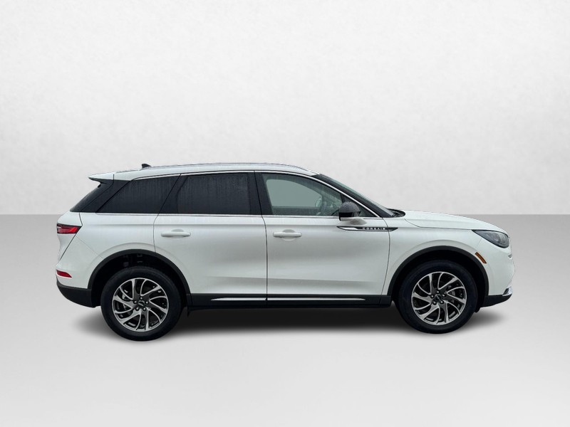 Lincoln Corsair Vehicle Full-screen Gallery Image 04