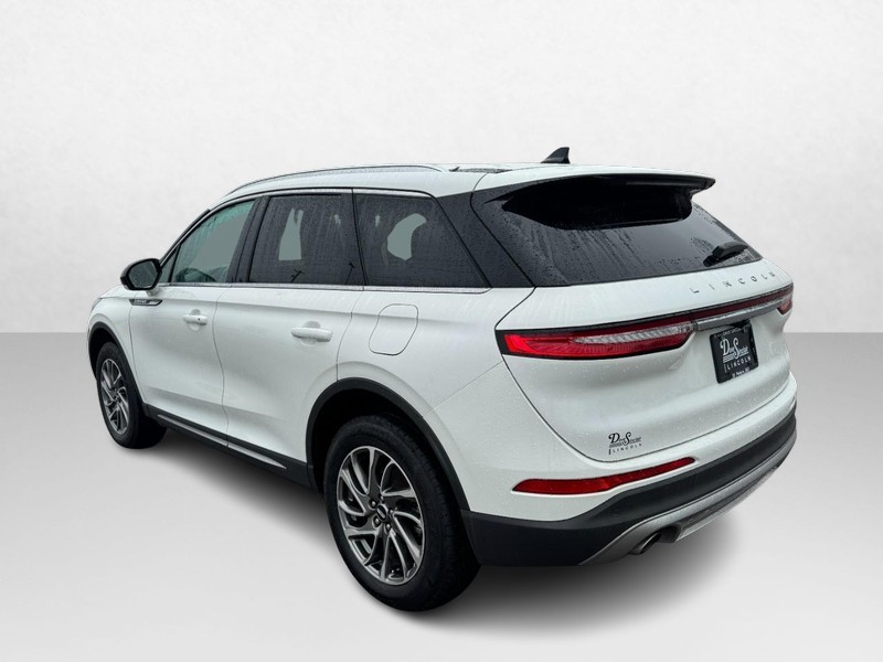 Lincoln Corsair Vehicle Full-screen Gallery Image 07