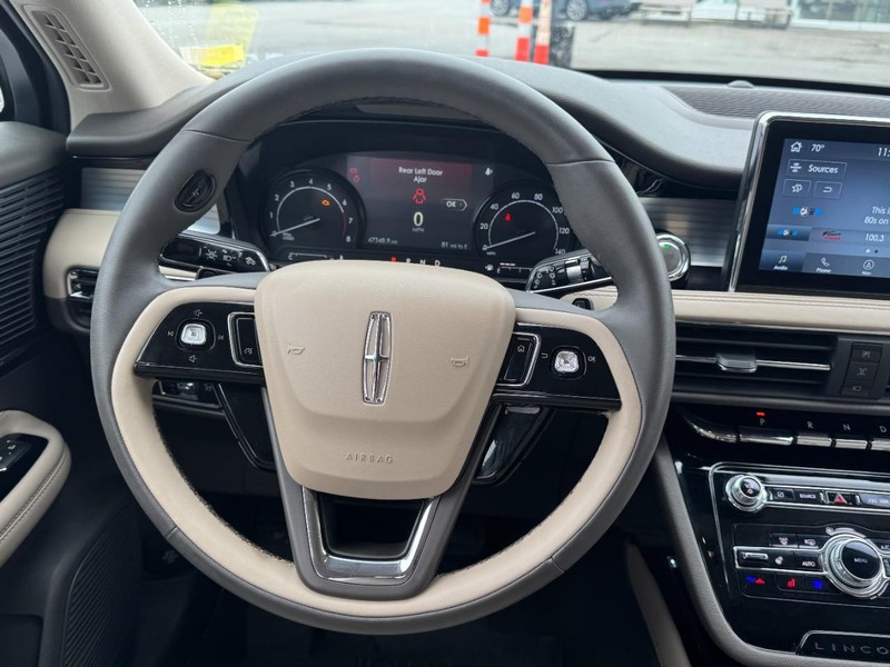 Lincoln Corsair Vehicle Full-screen Gallery Image 10