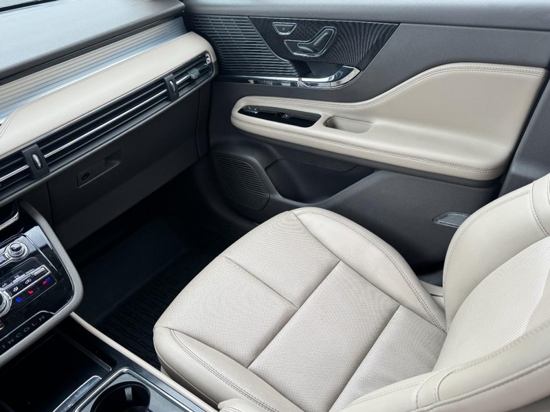 Lincoln Corsair Vehicle Full-screen Gallery Image 11