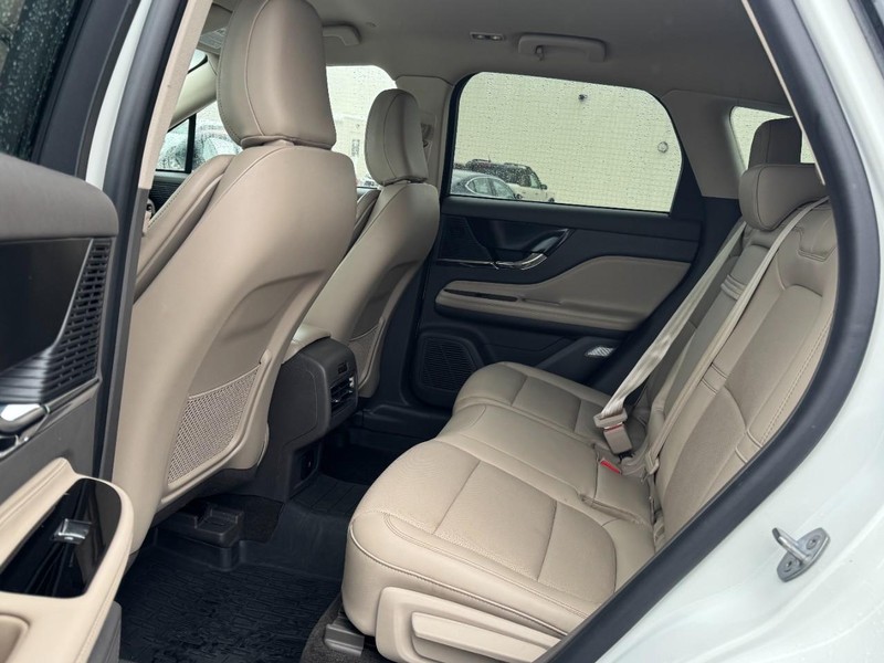 Lincoln Corsair Vehicle Full-screen Gallery Image 12