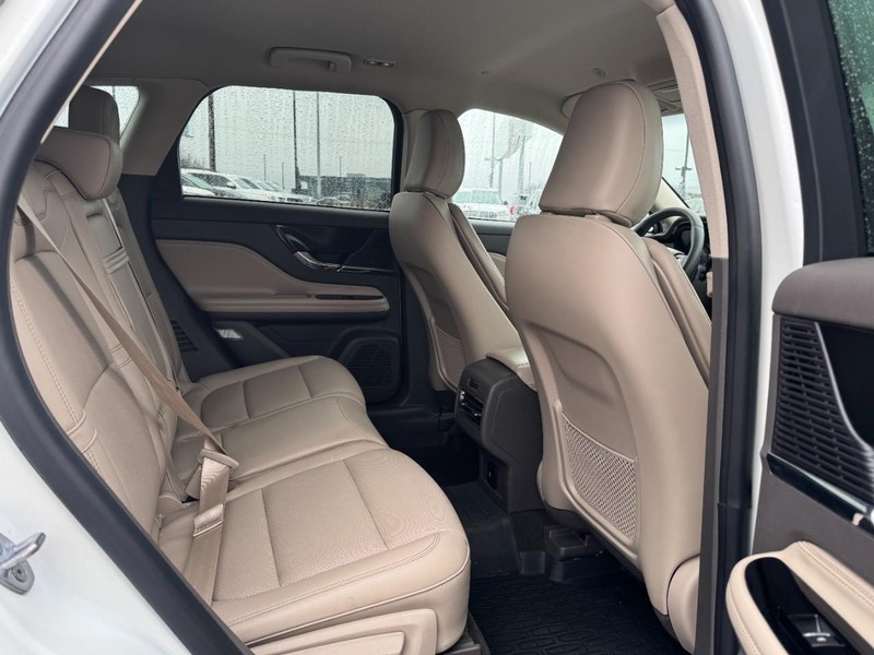 Lincoln Corsair Vehicle Full-screen Gallery Image 13