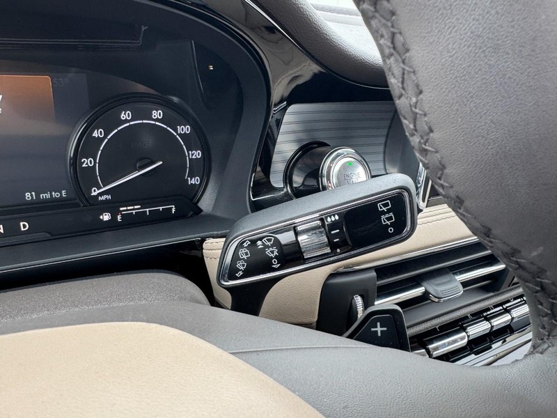 Lincoln Corsair Vehicle Full-screen Gallery Image 21