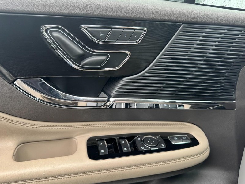 Lincoln Corsair Vehicle Full-screen Gallery Image 25