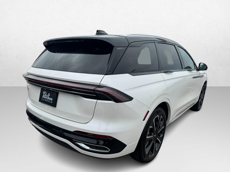 Lincoln Nautilus Vehicle Full-screen Gallery Image 05