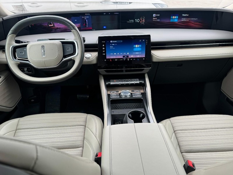 Lincoln Nautilus Vehicle Full-screen Gallery Image 09