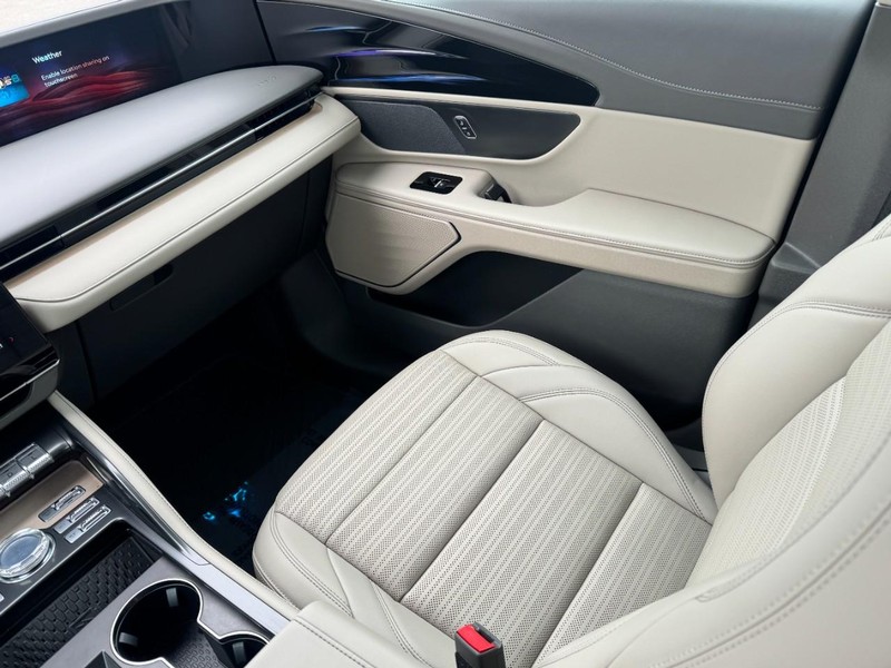 Lincoln Nautilus Vehicle Full-screen Gallery Image 11