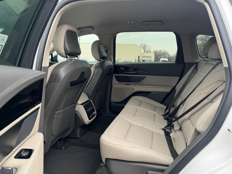 Lincoln Nautilus Vehicle Full-screen Gallery Image 12