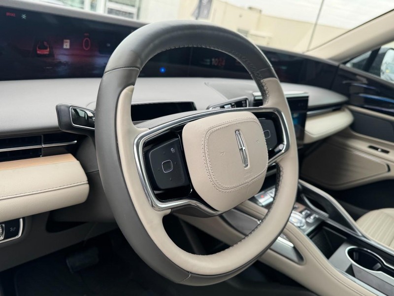 Lincoln Nautilus Vehicle Full-screen Gallery Image 15