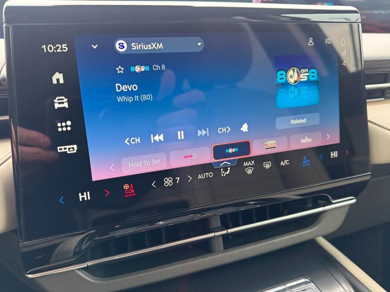 Lincoln Nautilus Vehicle Full-screen Gallery Image 16