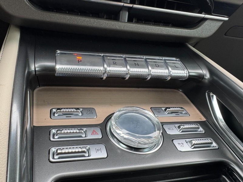 Lincoln Nautilus Vehicle Full-screen Gallery Image 17