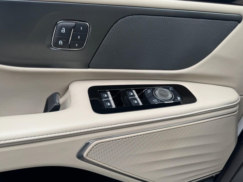 Lincoln Nautilus Vehicle Full-screen Gallery Image 25