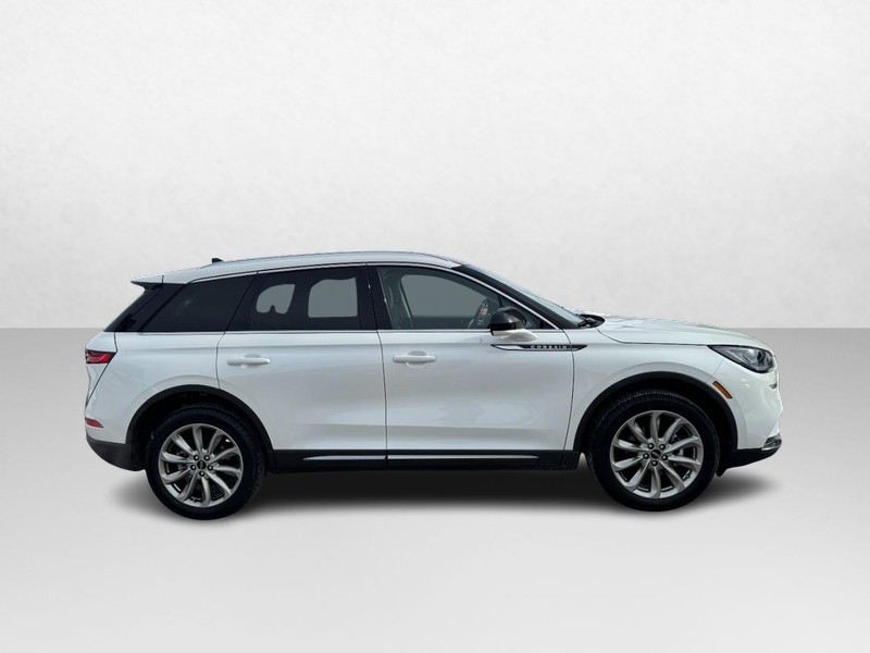 Lincoln Corsair Vehicle Full-screen Gallery Image 04