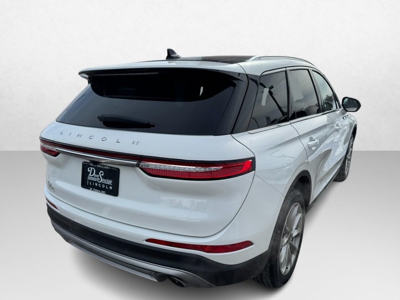 Lincoln Corsair Vehicle Full-screen Gallery Image 05