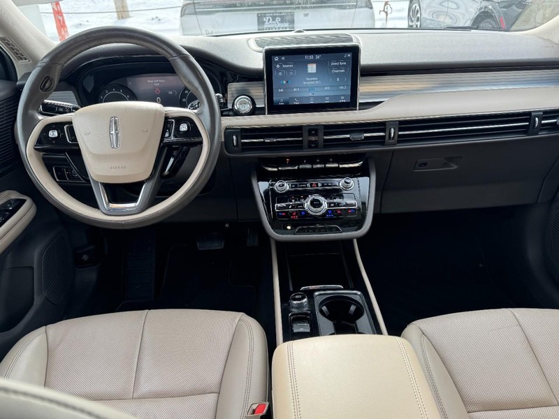 Lincoln Corsair Vehicle Full-screen Gallery Image 09