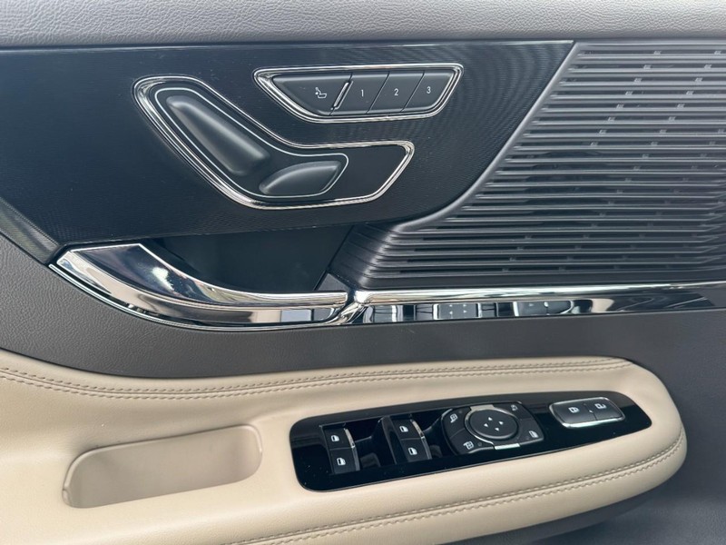 Lincoln Corsair Vehicle Full-screen Gallery Image 25