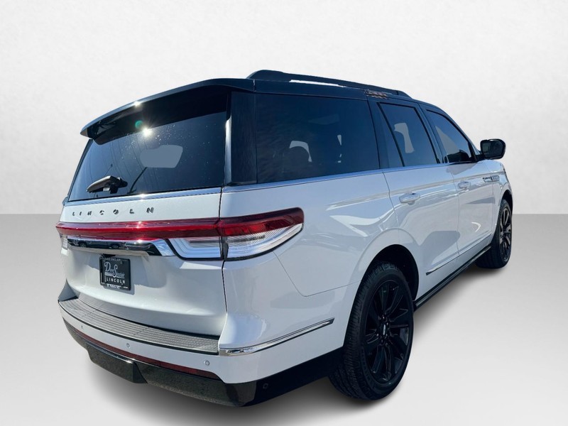 Lincoln Navigator Vehicle Full-screen Gallery Image 05