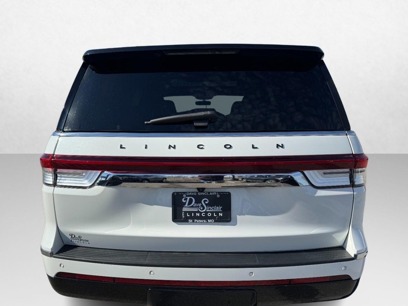 Lincoln Navigator Vehicle Full-screen Gallery Image 06