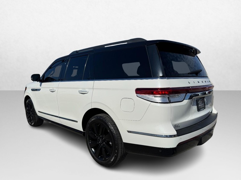 Lincoln Navigator Vehicle Full-screen Gallery Image 07