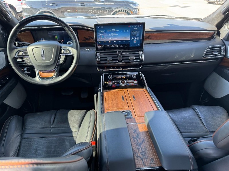Lincoln Navigator Vehicle Full-screen Gallery Image 09