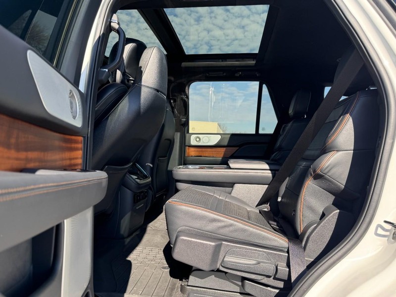 Lincoln Navigator Vehicle Full-screen Gallery Image 12