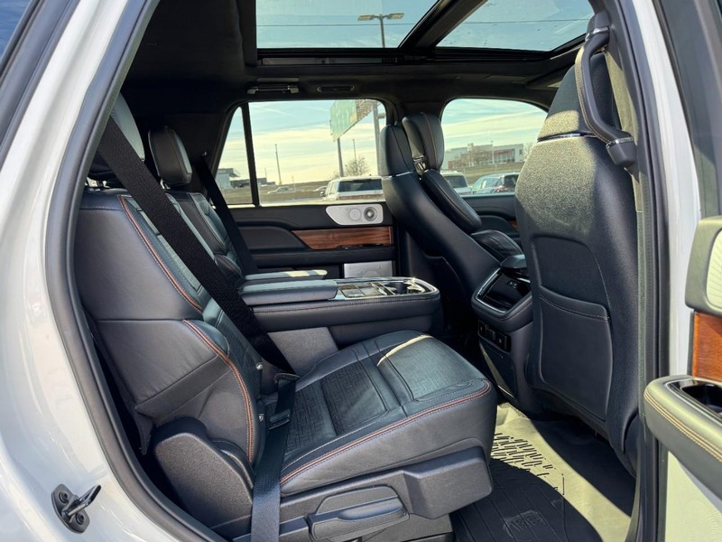Lincoln Navigator Vehicle Full-screen Gallery Image 13