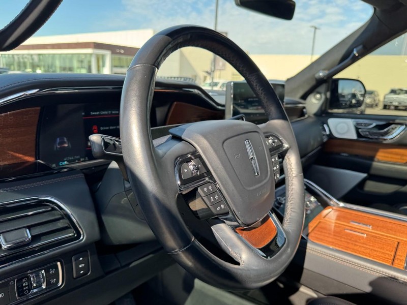 Lincoln Navigator Vehicle Full-screen Gallery Image 15