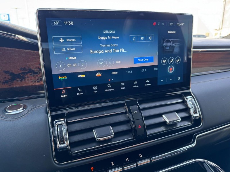 Lincoln Navigator Vehicle Full-screen Gallery Image 16