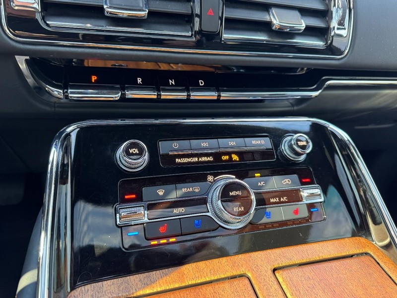 Lincoln Navigator Vehicle Full-screen Gallery Image 17