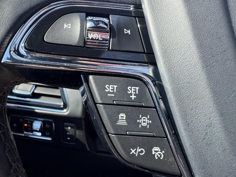 Lincoln Navigator Vehicle Full-screen Gallery Image 18