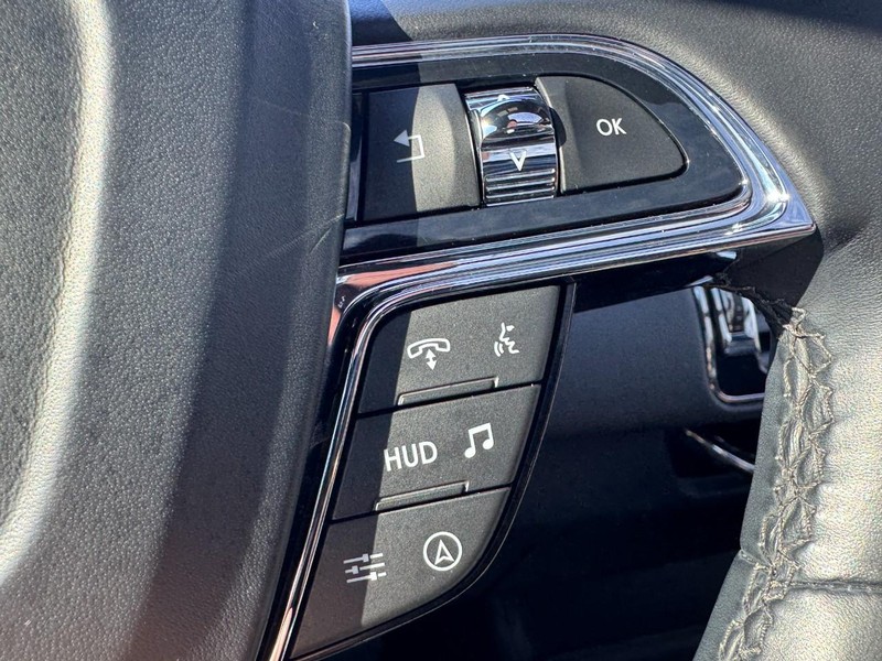 Lincoln Navigator Vehicle Full-screen Gallery Image 19