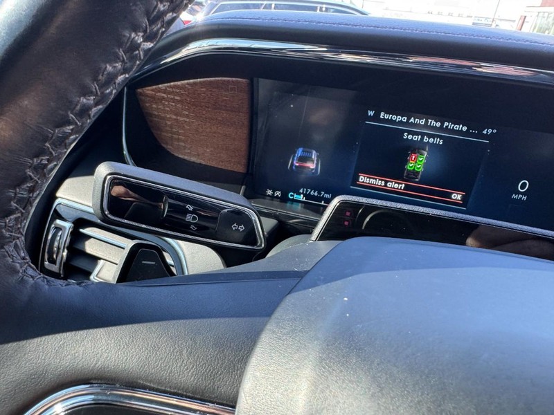 Lincoln Navigator Vehicle Full-screen Gallery Image 20