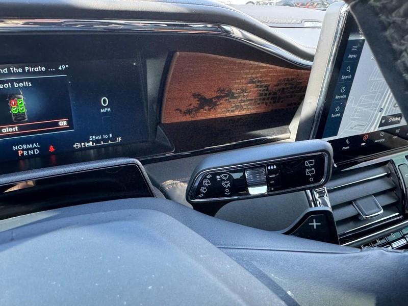 Lincoln Navigator Vehicle Full-screen Gallery Image 21