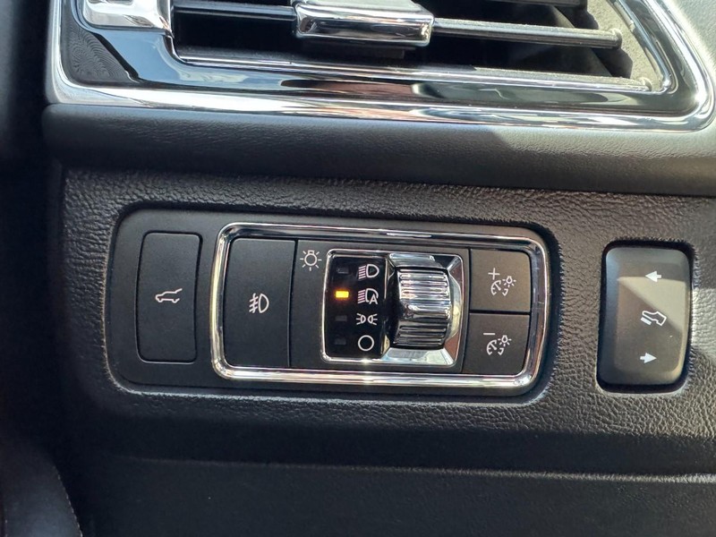 Lincoln Navigator Vehicle Full-screen Gallery Image 22