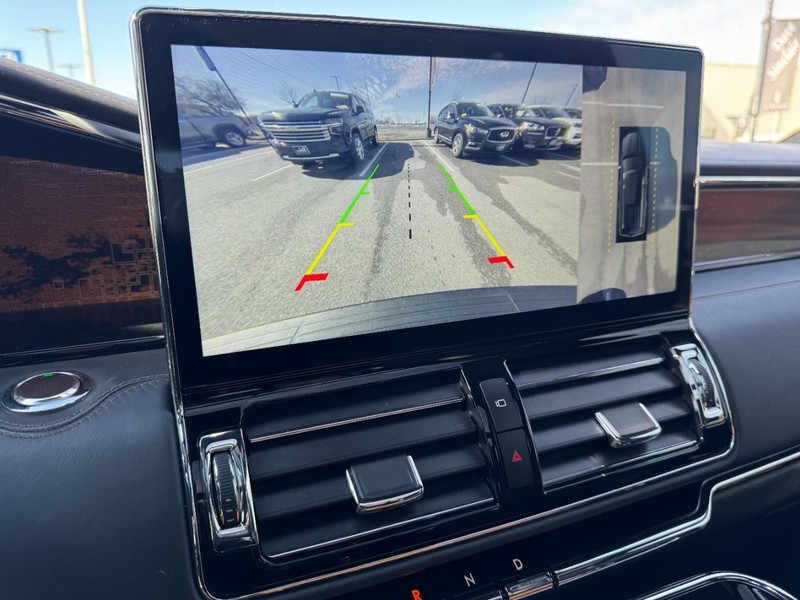 Lincoln Navigator Vehicle Full-screen Gallery Image 24