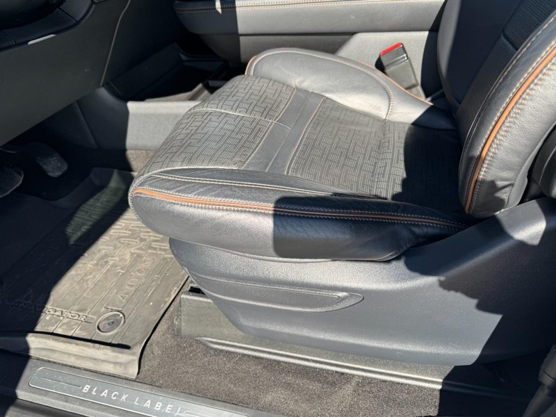 Lincoln Navigator Vehicle Full-screen Gallery Image 26