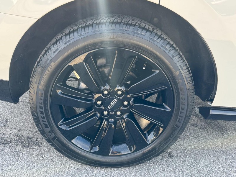 Lincoln Navigator Vehicle Full-screen Gallery Image 27