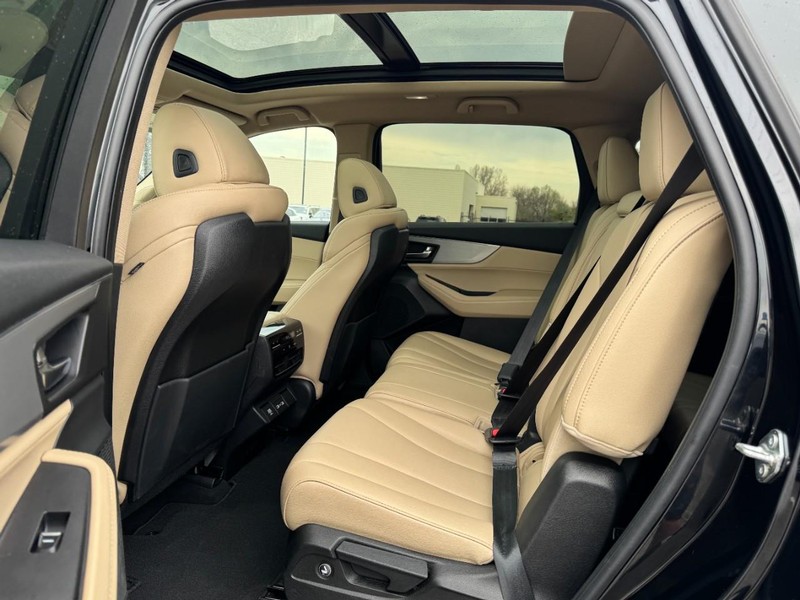 Acura MDX Vehicle Full-screen Gallery Image 12